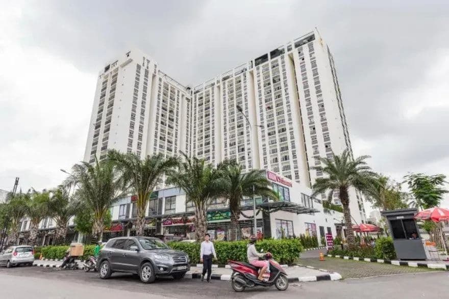 Chung cư Bộ Công An Quận 2 nhìn từ phía đường, khối đế và tháp căn hộ