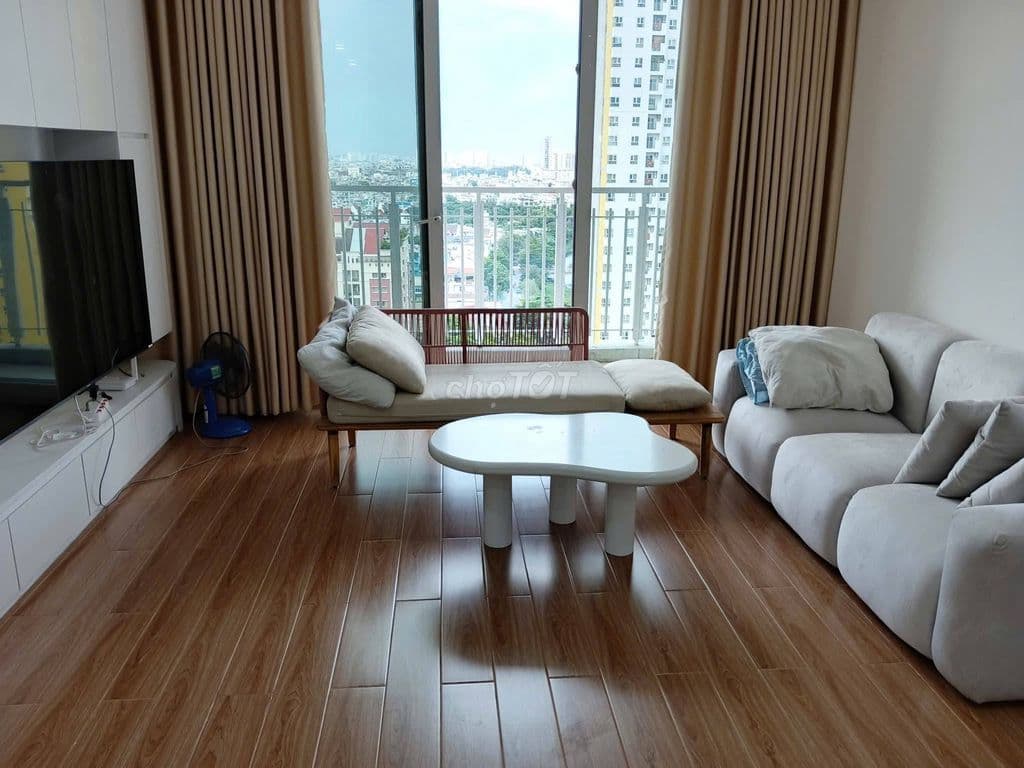 Phòng khách căn hộ Carina Plaza đã sửa lại sàn và trần