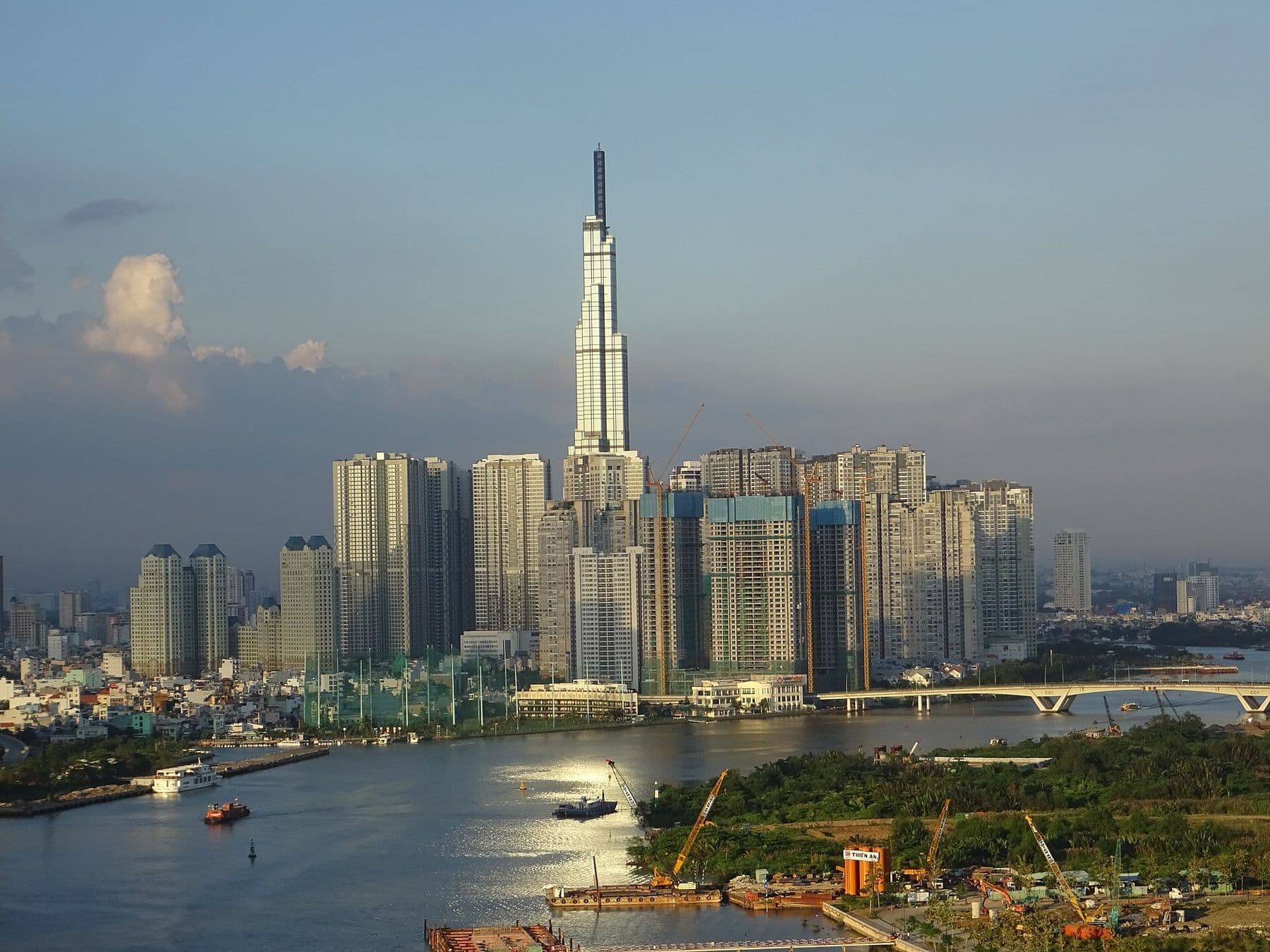 Landmark 81 nằm trong khu Vinhomes Central Park, Bình Thạnh