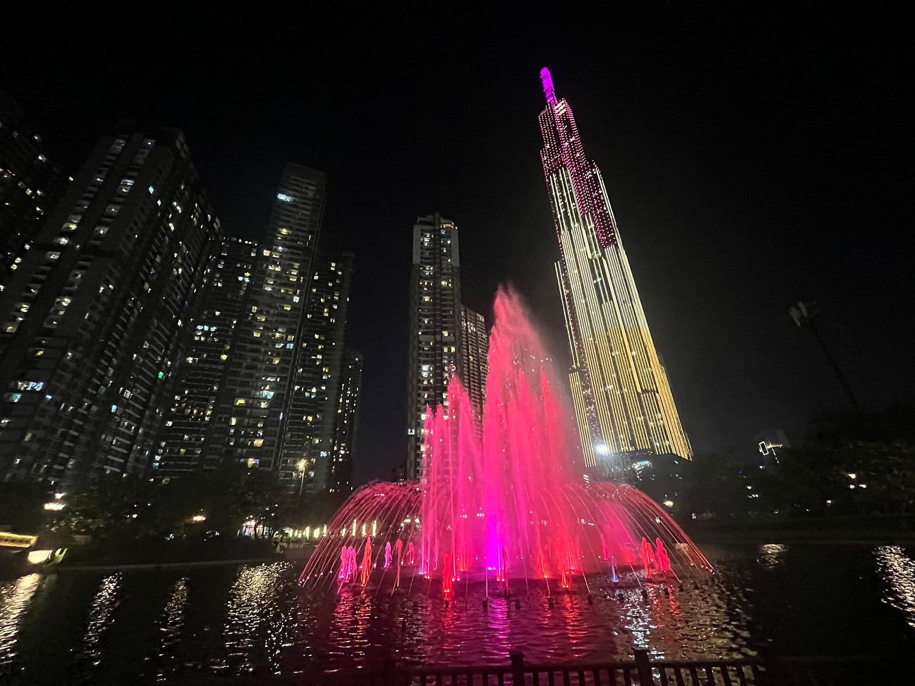 Khu công viên và các toà nhà Vinhomes Central Park nhìn từ trên cao