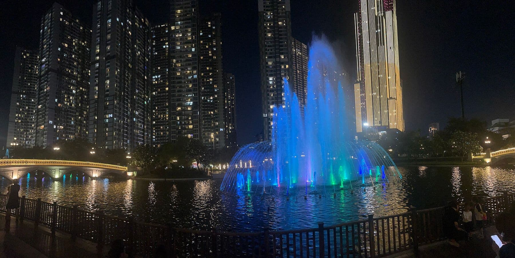 Công viên ven sông trong khu Vinhomes Central Park, Bình Thạnh