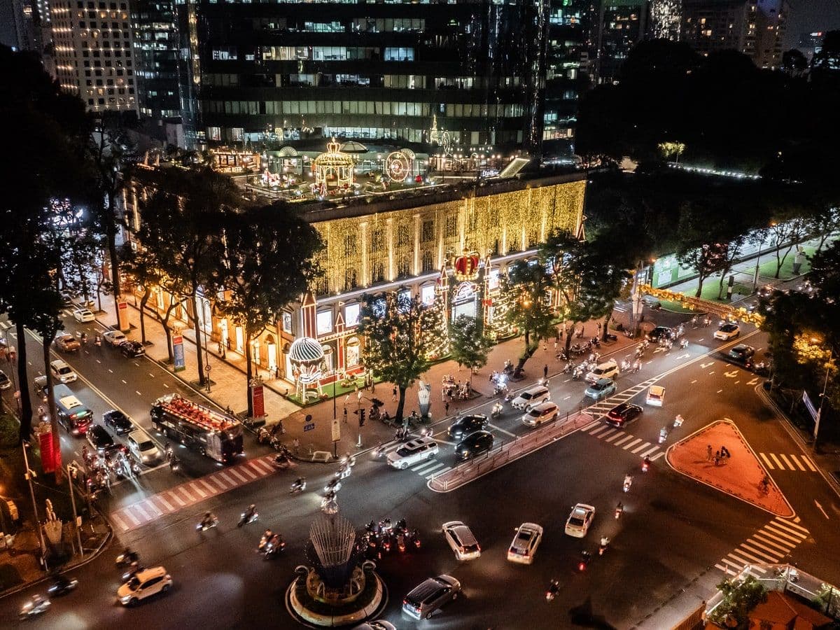 Diamond Plaza và khu trung tâm Quận 1 nhìn từ trên không