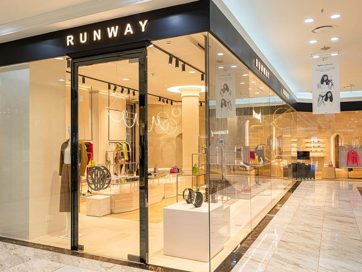 Mặt ngoài kính xanh của toà nhà Diamond Plaza trên đường Lê Duẩn