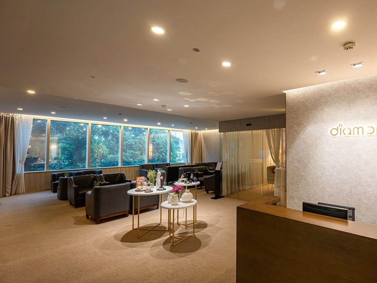 Khối tháp Diamond Plaza nhìn ngang từ đường Lê Duẩn, Quận 1