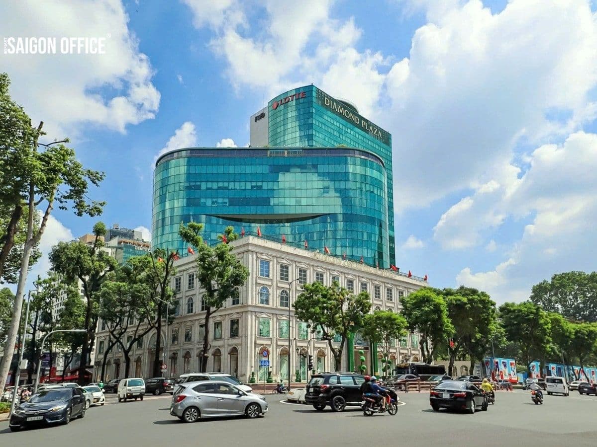 Toà nhà Diamond Plaza nhìn toàn cảnh từ mặt đường, Quận 1
