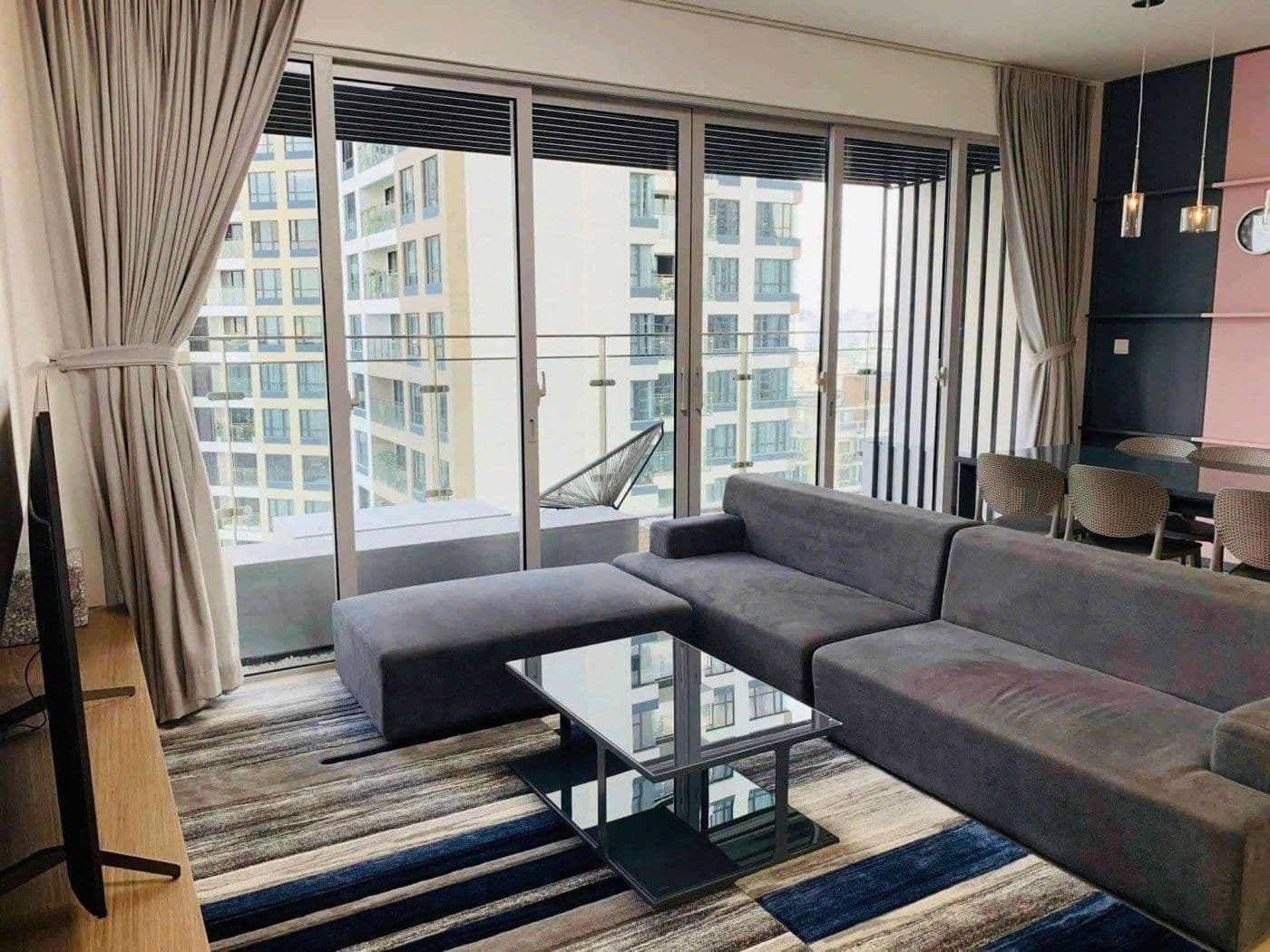 Phòng khách căn 3 phòng ngủ 142 m² tại Estella Heights