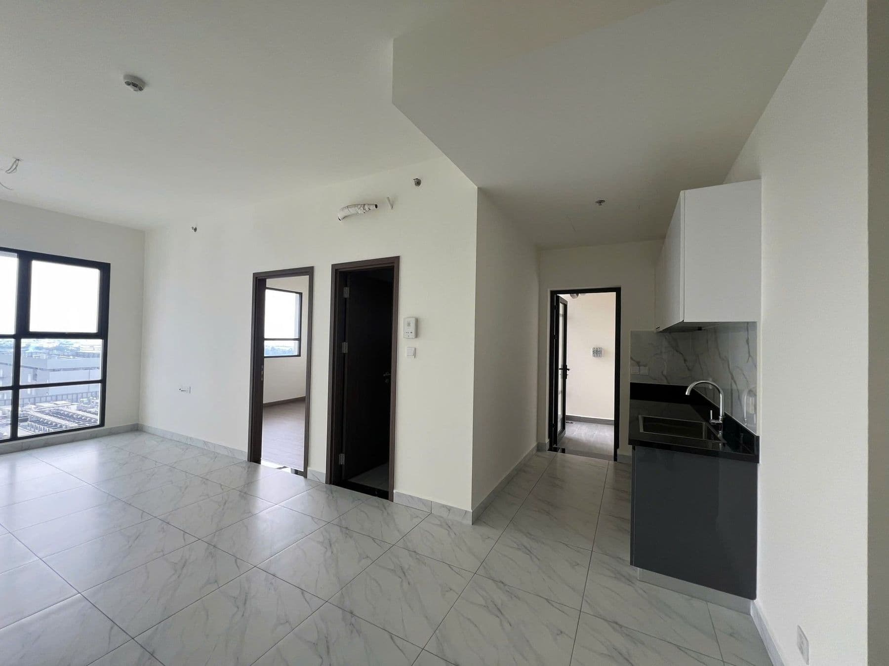 Không gian tiếp khách trong căn 1 phòng ngủ 51 m² tại The Habitat Bình Dương