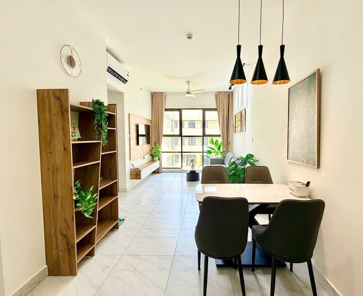 Khu bếp và bàn ăn căn 2 phòng ngủ 67 m² tại The Habitat Bình Dương