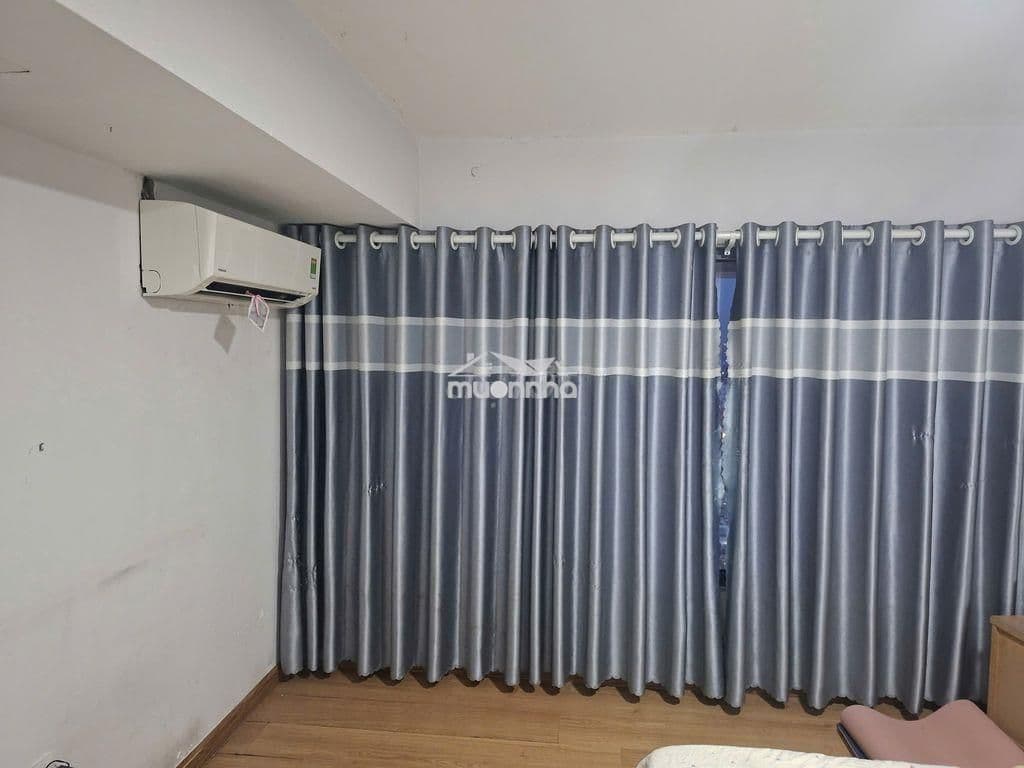 Phòng ngủ tầng trên của căn duplex tại La Astoria