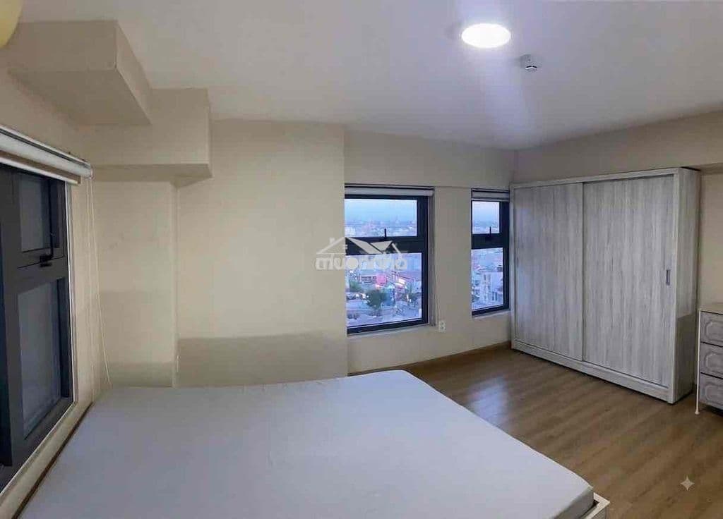 Ban công căn góc 1 phòng ngủ tại La Astoria