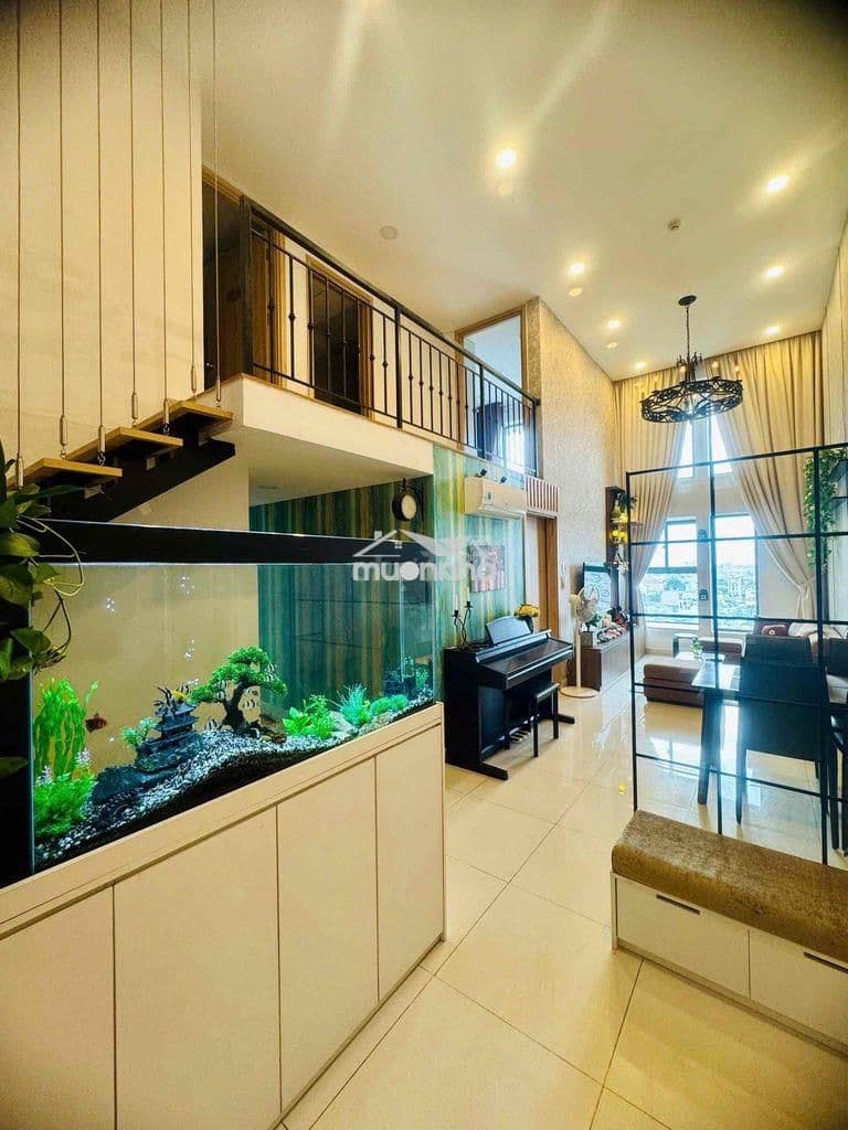 Phòng ngủ tầng trên căn duplex 3 phòng ngủ tại La Astoria