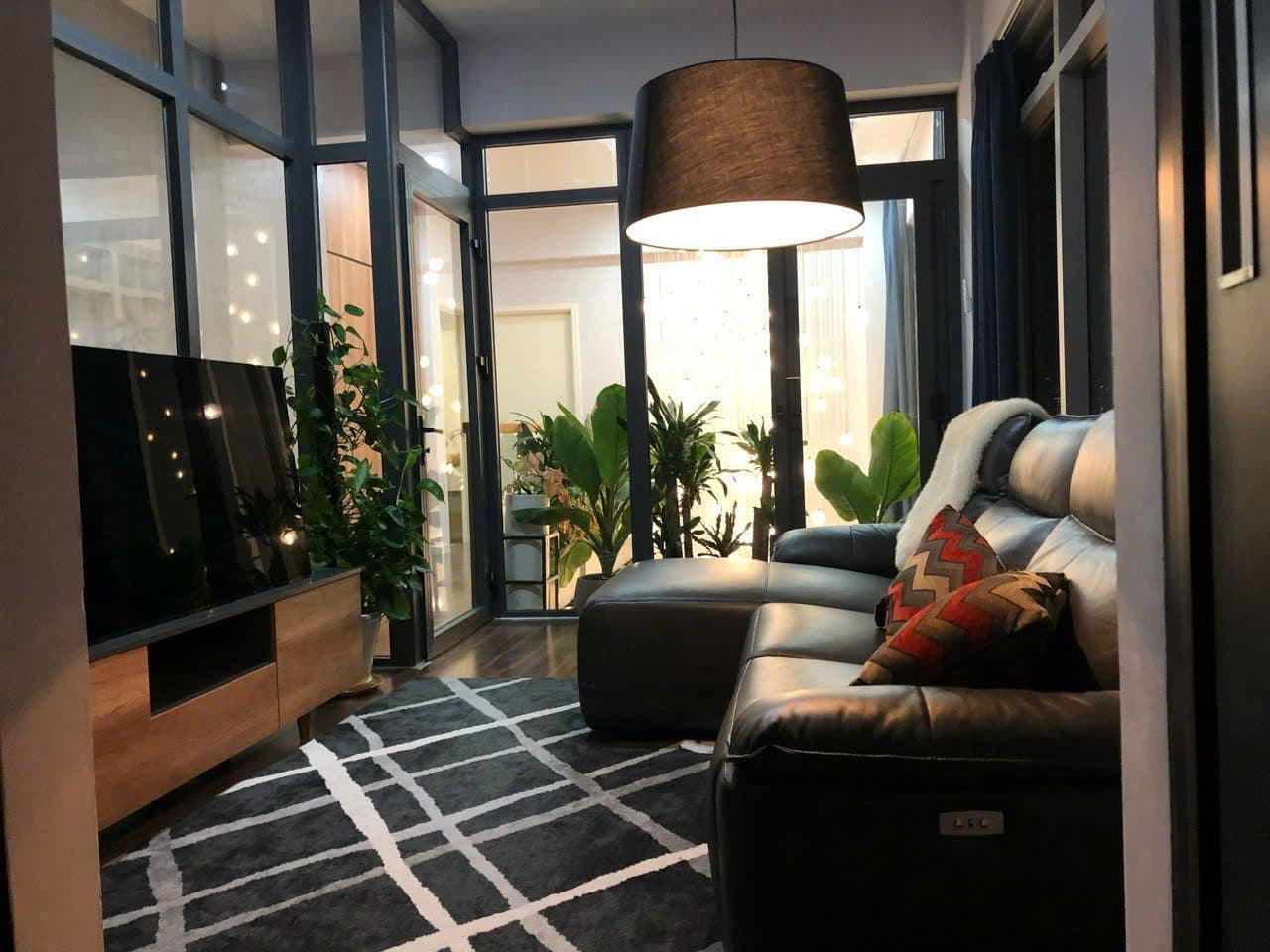 Phòng ngủ tầng trên căn duplex tại LuxGarden
