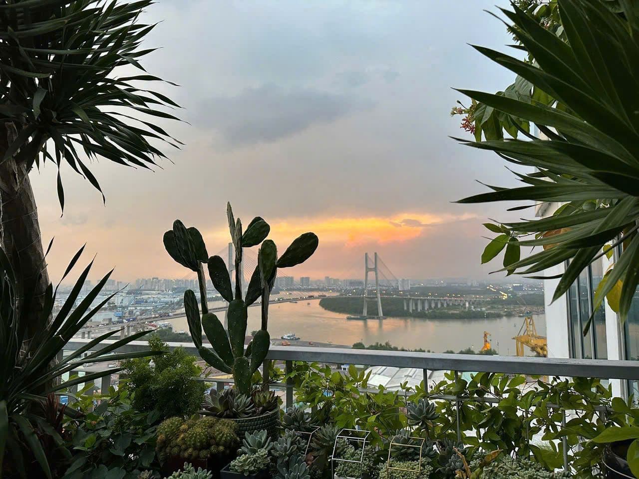 Khu bếp căn duplex tại LuxGarden, Quận 7